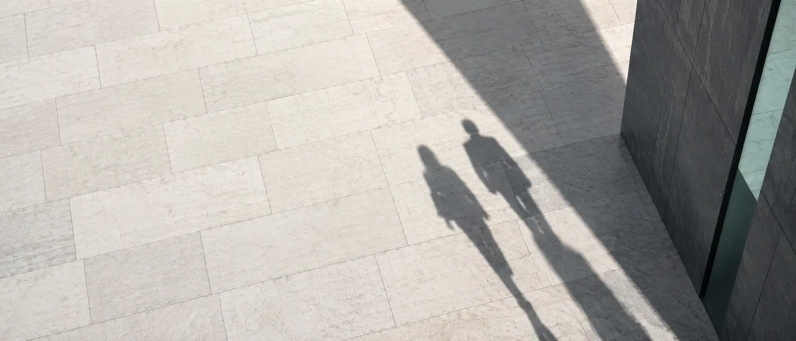 石の床に落ちる人影
